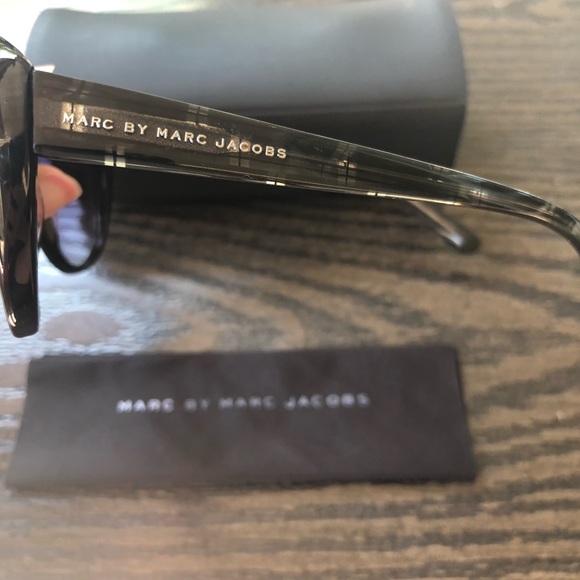 ❌SOLD❌ Marc by Marc Jacobs Sunglasses - Picture 4 of 5